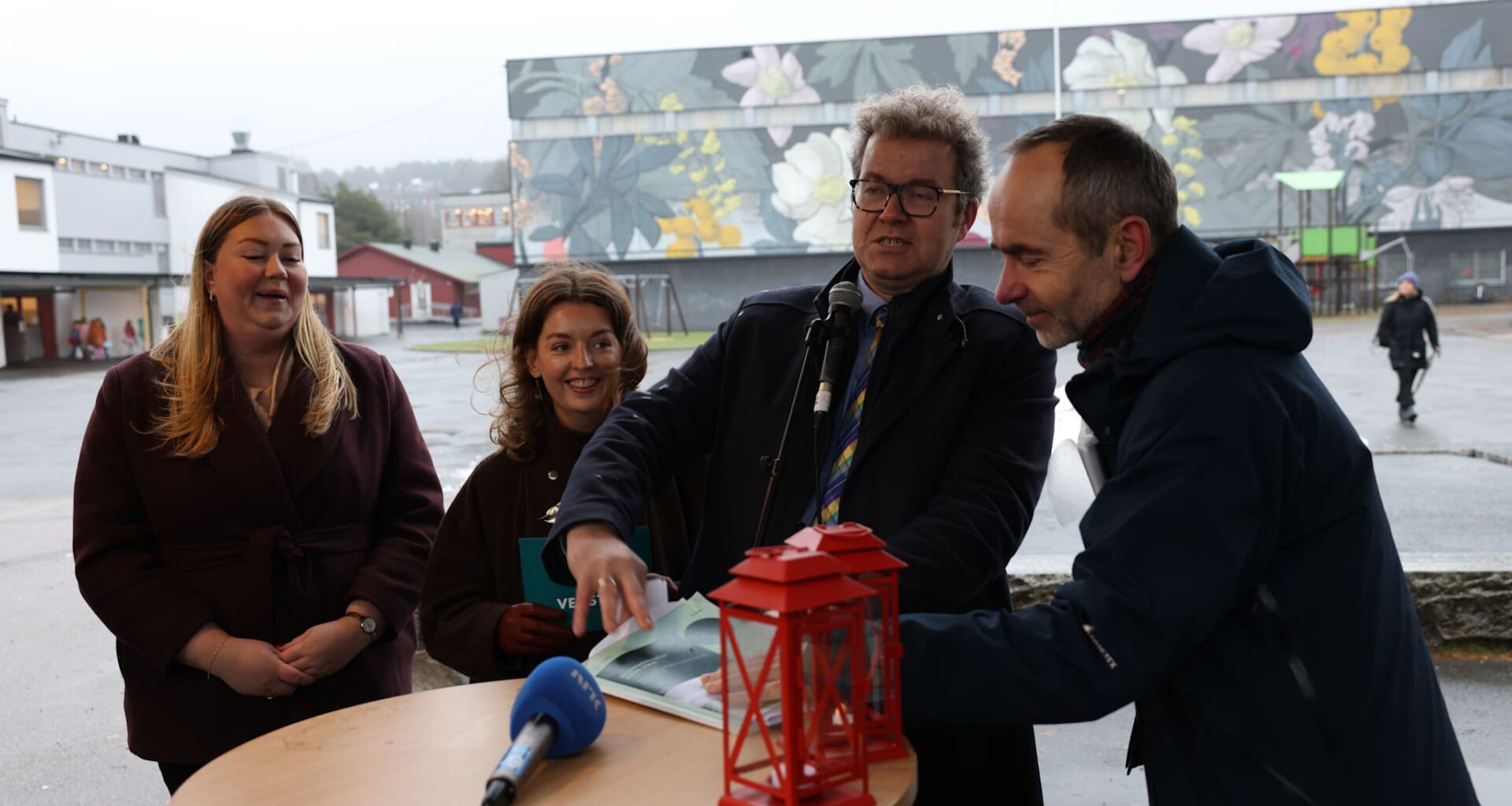 Borgelig enighet om ny skoleplan i Oslo. F. v. Julianne Ofstad (Frp), Anna Dåsnes (V), Bjørgulv Vinje Borgundvaag (H) og Øyvind Håbrekke (KrF) på Trosterud skole.