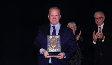 Anders Baasmo tildelt Wenche Foss' Ærespris