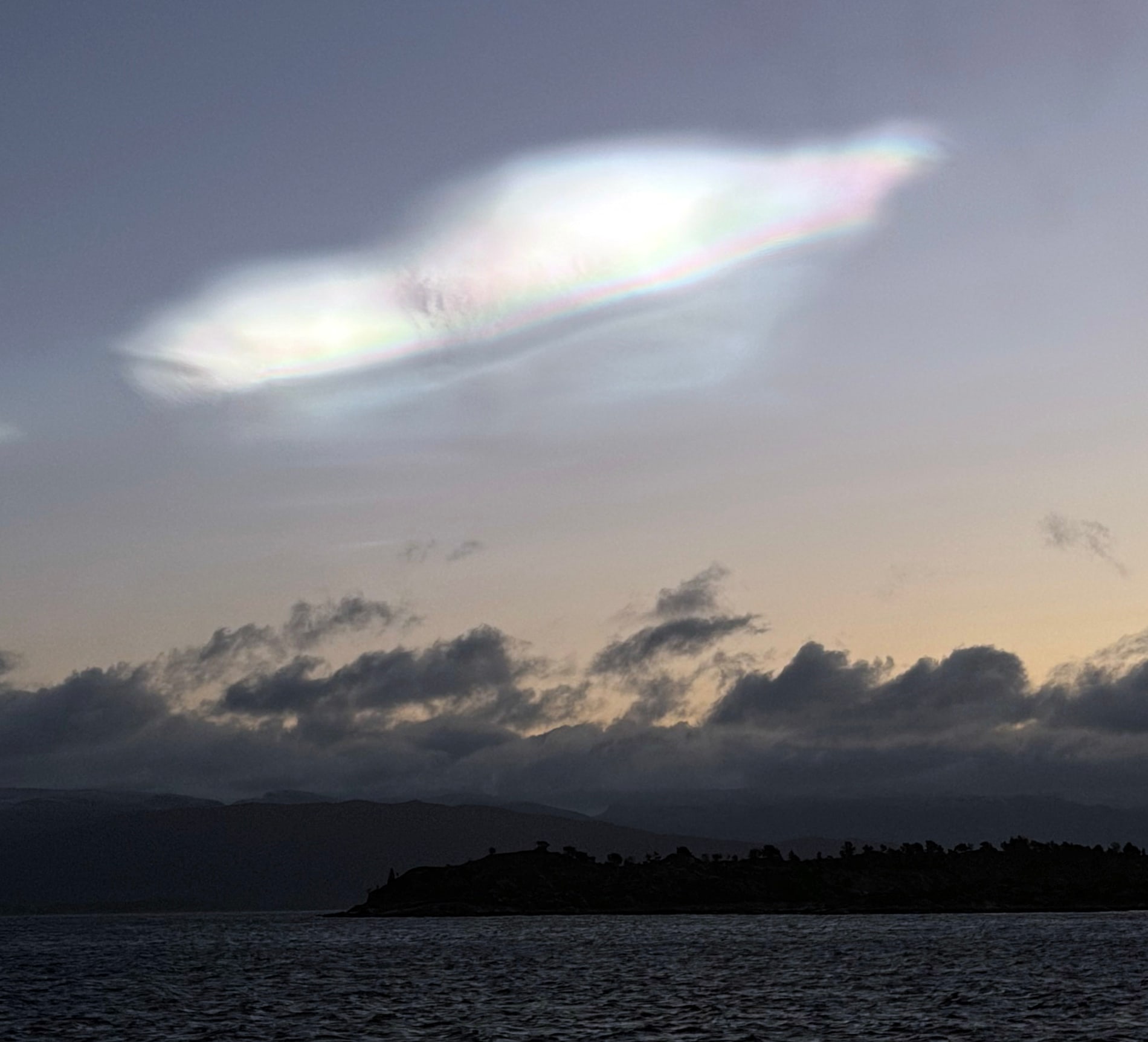 Sander Træen tok dette bildet ved Mongstad i 08-tiden mandag.