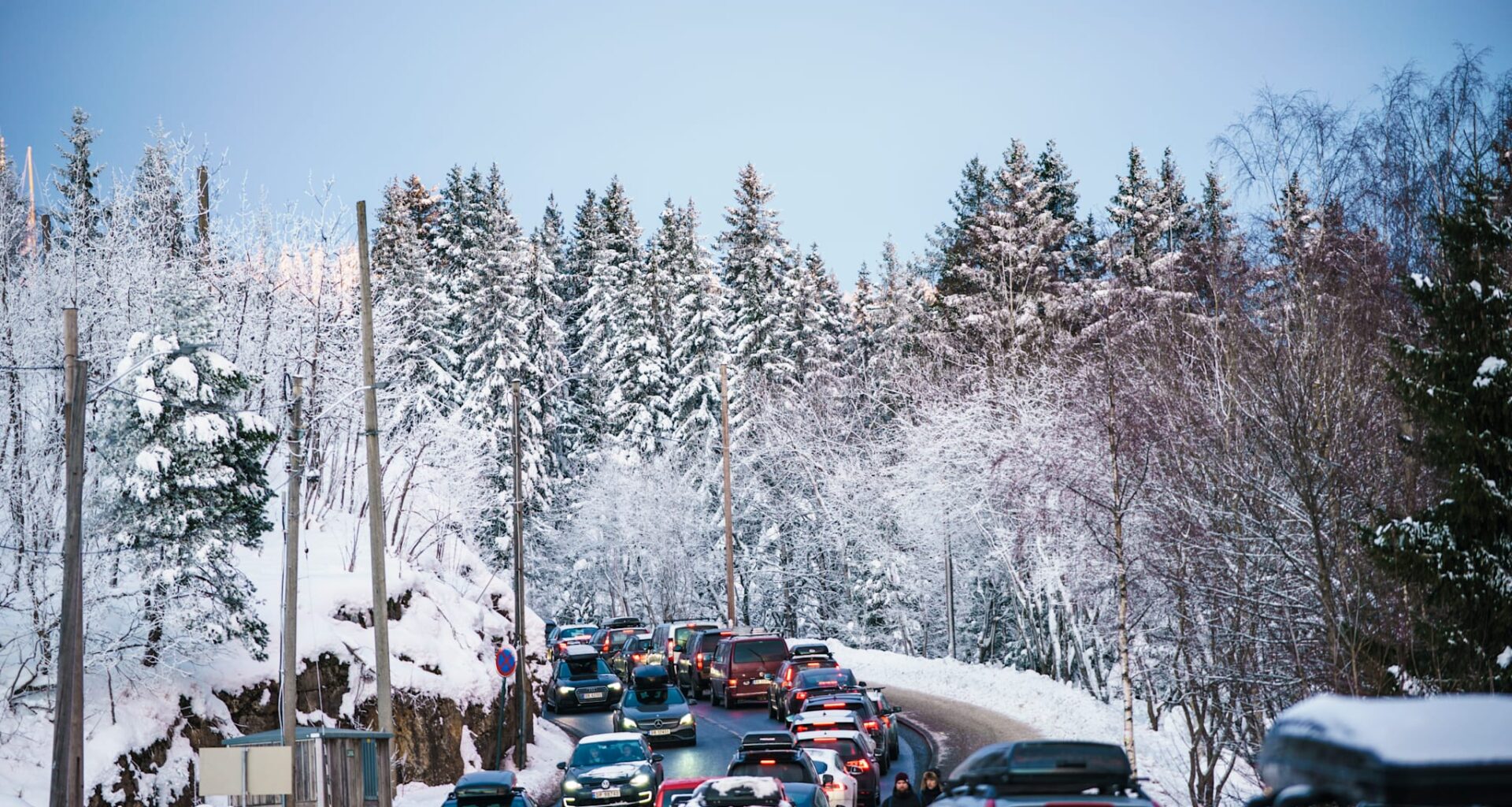 Det ble hverken lange køer eller snø fredag før juleuken. Dette er et arkivbilde fra 2022.