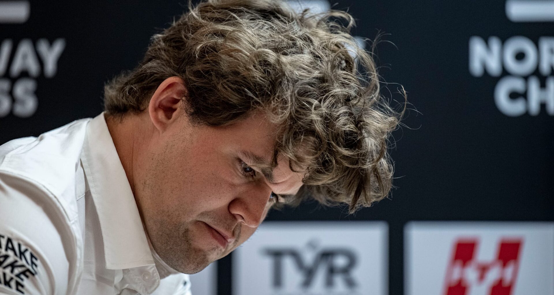 Carlsen i delt ledelse etter åpningsdagen i hurtigsjakk-VM