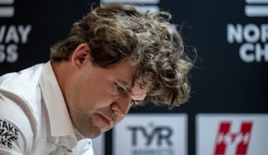 Carlsen i delt ledelse etter åpningsdagen i hurtigsjakk-VM