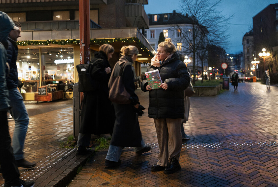 De fleste går forbi, men mange stopper også og kjøper et magasin, en bok eller en kalender av Suzanne Vika Josefsen.