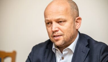 Trygve Slagsvold Vedum sier det er mindre aktuelt med Høyre-samarbeid på grunn av ny ledertrio