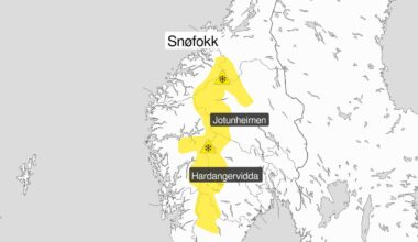 Det ventes lokal snøfokk i fjellet på grunn av kraftig vind. Snøfokk gir stedvis redusert sikt og snø som pakker seg i veibanen. Veier kan bli stengt og kolonnekjøring kan bli innført på kort varsel. Illustrasjon: Meteorologisk institutt / Handout / NTB