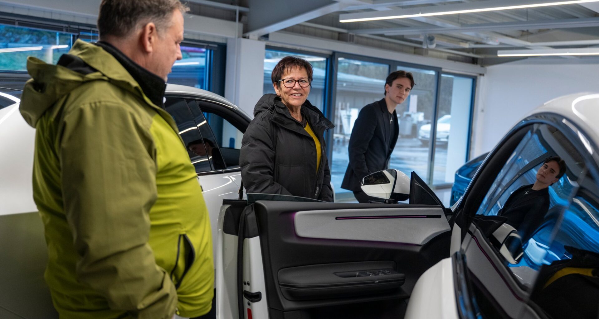 Økonomi og næringsliv, Bil | Bilforhandlere i Bergen opplever stor pågang av nybilkjøpere som vil bestille elbil før momsen øker i 2026.