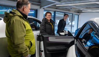 Økonomi og næringsliv, Bil | Bilforhandlere i Bergen opplever stor pågang av nybilkjøpere som vil bestille elbil før momsen øker i 2026.