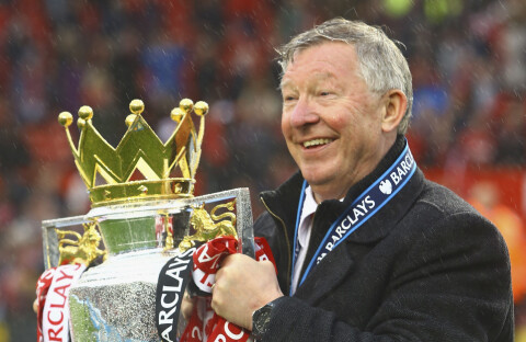 Sir Alex Ferguson holder Premier League-troféet etter sitt siste seriegull, etter hjemmekampen mot Swansea, 12. mai 2013.