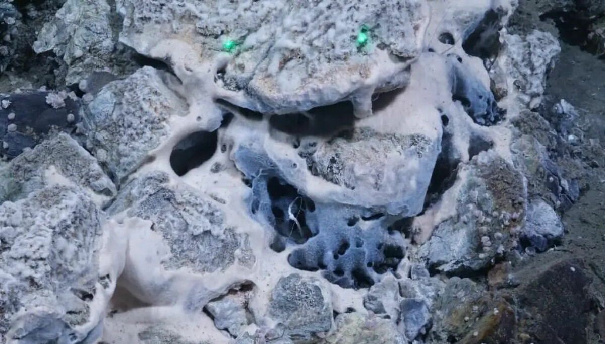 Væske strømmer ut fra jordas indre nær Norges dypeste hull