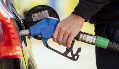 Slik skal danskene få billigere bensin