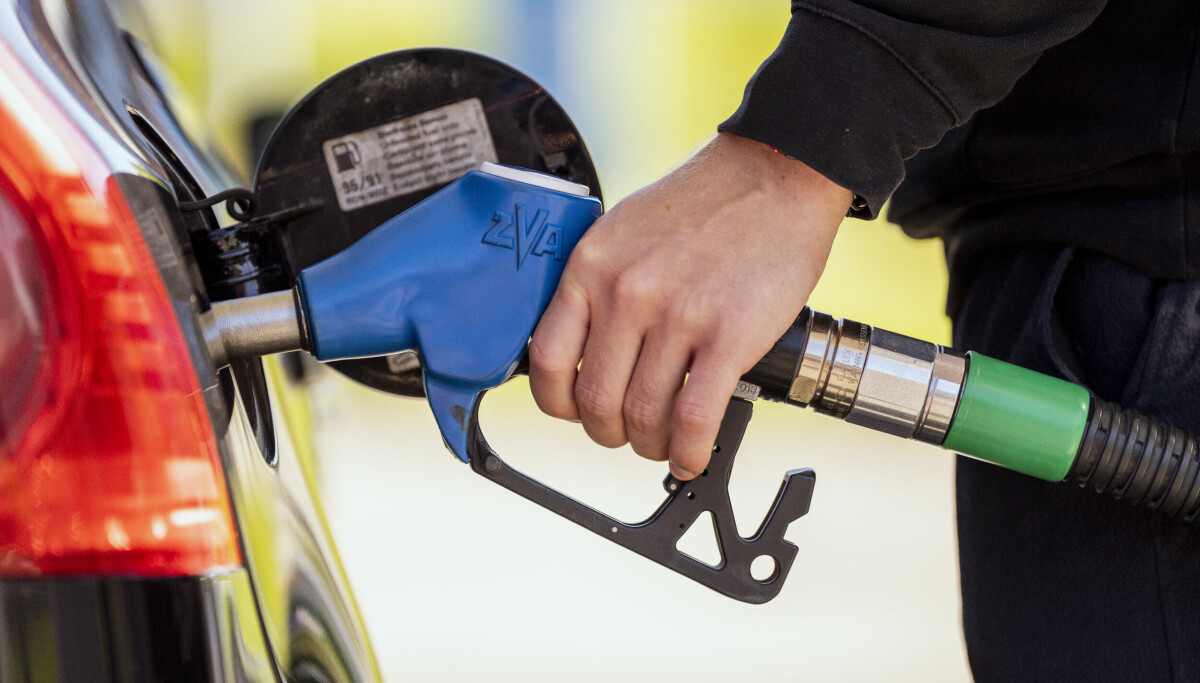 Slik skal danskene få billigere bensin