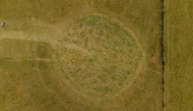 Ikke langt fra Stonehenge er det noen merkelige groper. Hvordan ble de til?