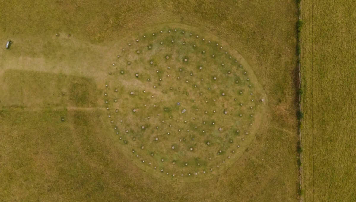 Ikke langt fra Stonehenge er det noen merkelige groper. Hvordan ble de til?