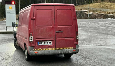 Plutselig kom det noen ut av varerommet...