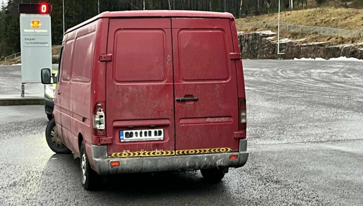 Plutselig kom det noen ut av varerommet...