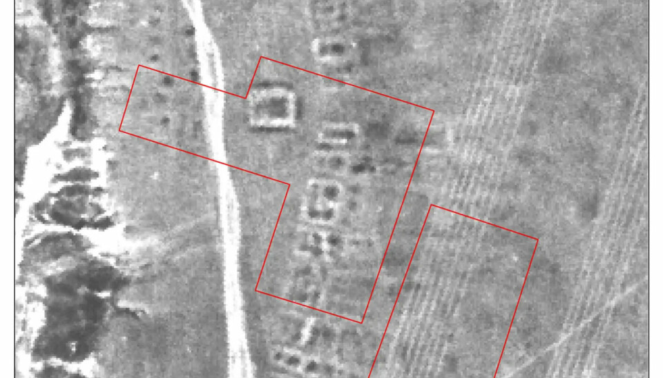 De røde firkantene er områdene som er undersøkt i denne studien. Her kan du se rekker med firkantede jordvoller som sprer seg ut fra en sentral, større firkant.