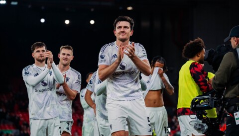 Harry Maguire, Mason Mount, Matthijs de Ligt og Leny Yoro etter 2-1-seieren mot Liverpool på Anfield, 19. oktober 2025.