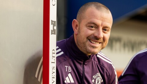 U21-trener Travis Binnion smiler, 30. september 2025.