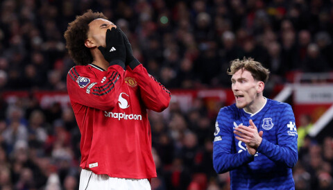 Joshua Zirkzee fortviler mot Everton.