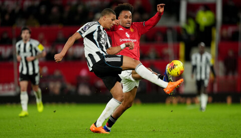 Zirkzee i duell med en Newcastle-spiller.