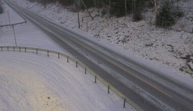 Sunnfjord, Trafikk | Glatt føre skapte trafikkuhell på Jølstravegen - Firda