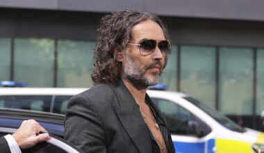 Komiker Russell Brand tiltalt for ytterligere to overgrep