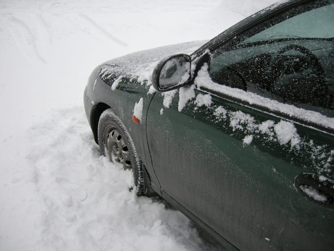 Nordnorsk politiker vil tvinge turister til å ta glattkjøringskurs