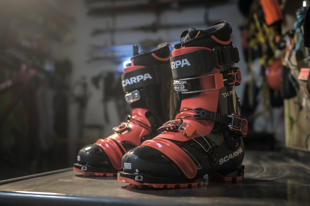 rød og svart telemarkstøvel