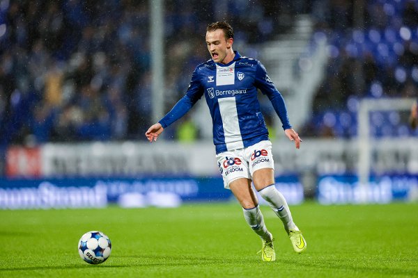 Sarpsborg 20251130.
Sarpsborg 08s Frederik Carstensen rett før 1-0 scoringen under eliteseriekampen i fotball mellom Sarpsborg 08 og Molde på Sarpsborg Stadion.
Foto: Christoffer Andersen / NTB