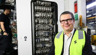 28 T-banetog er nå bygget om og klare for å kjøre med nytt signalanlegg. Her er Siemens norgessjef Birger Steffensen.