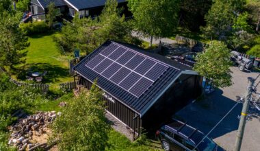 Norgespris har bidratt til at markedet for solceller på bygg har skrumpet inn. Nå vil budsjettpartnerne utrede en prisgaranti for strøm solgt fra solceller på bygg.