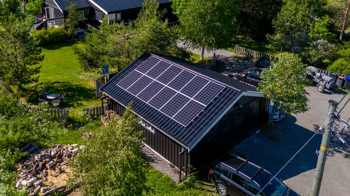 Norgespris har bidratt til at markedet for solceller på bygg har skrumpet inn. Nå vil budsjettpartnerne utrede en prisgaranti for strøm solgt fra solceller på bygg.