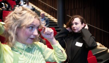 Digitaliseringsminister Karianne Tung (Ap) fikk høre Ukrainas utsending Natalia Mishnya (t.h.) fortelle hvordan landet bygger en KI-agentisk stat midt i krigen. Tung lar seg imponere, men fastholder at Norges ambisjon om å bli verdensledende innen 2030 står fast.