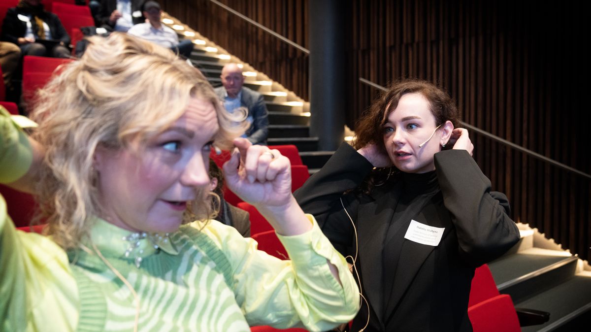 Digitaliseringsminister Karianne Tung (Ap) fikk høre Ukrainas utsending Natalia Mishnya (t.h.) fortelle hvordan landet bygger en KI-agentisk stat midt i krigen. Tung lar seg imponere, men fastholder at Norges ambisjon om å bli verdensledende innen 2030 står fast.