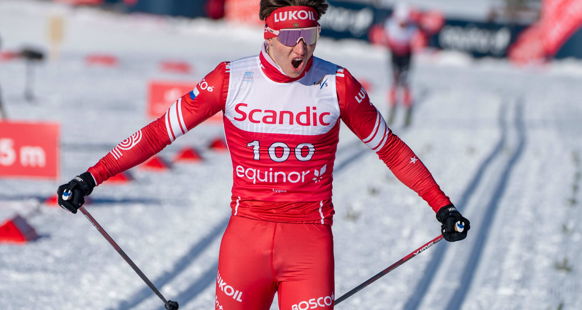 Savelij Korostelev over mållinjen som vinner i junior-VM på ski på Lygna i 2022. Nå kan han bli russernes håp i OL i Italia i 2026.