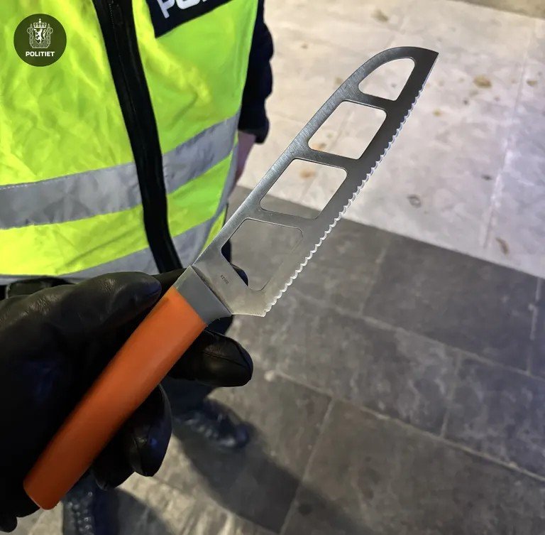 Jernbanetorget, Sentrum | Kontroll på Jernbanetorget: 16 år gammel gutt tatt med kniv