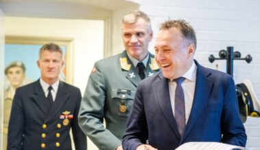 Forsvarsminister Tore Sandvik (f.h),  fikk selskap av sjef for Hæren, Lars Lervik og sjef for Sjøforsvaret, Oliver Berdal, under fredagens pressemøte i Forsvarsdepartementet.