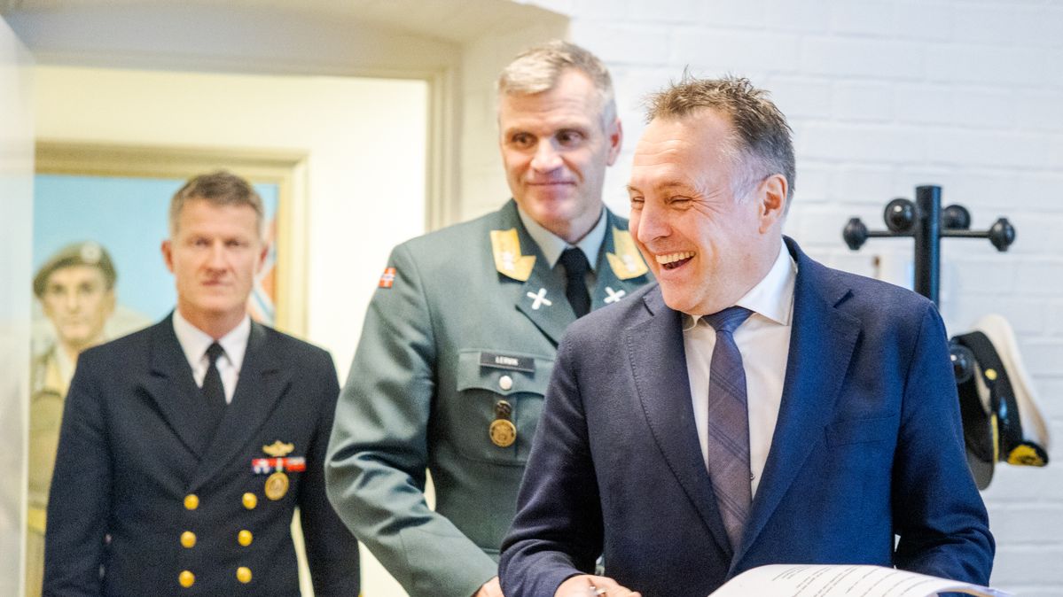 Forsvarsminister Tore Sandvik (f.h),  fikk selskap av sjef for Hæren, Lars Lervik og sjef for Sjøforsvaret, Oliver Berdal, under fredagens pressemøte i Forsvarsdepartementet.