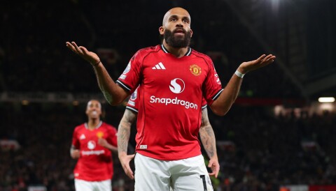 Bryan Mbeumo feirer mål mot Brighton ved å signalisere at det var noe 'selvsagt', 25. oktober 2025.