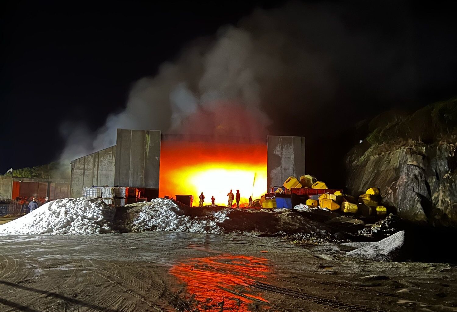 Brann, Nærøysund | Brann i gjenvinningsstasjon: – Slokking utover natta
