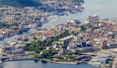 E-postene til alle skoleelever og skoleansatte i denne byen er blitt lekket, og mandag kveld begynte e-postene å fylle opp innboksene deres.