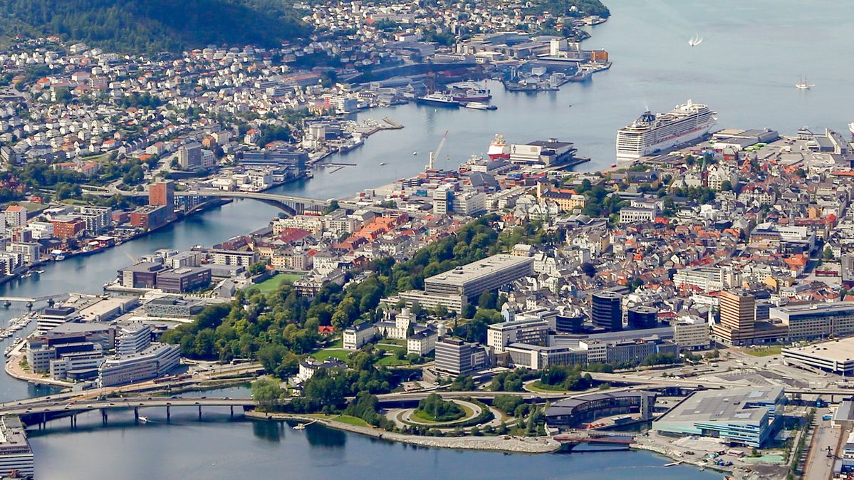 E-postene til alle skoleelever og skoleansatte i denne byen er blitt lekket, og mandag kveld begynte e-postene å fylle opp innboksene deres.