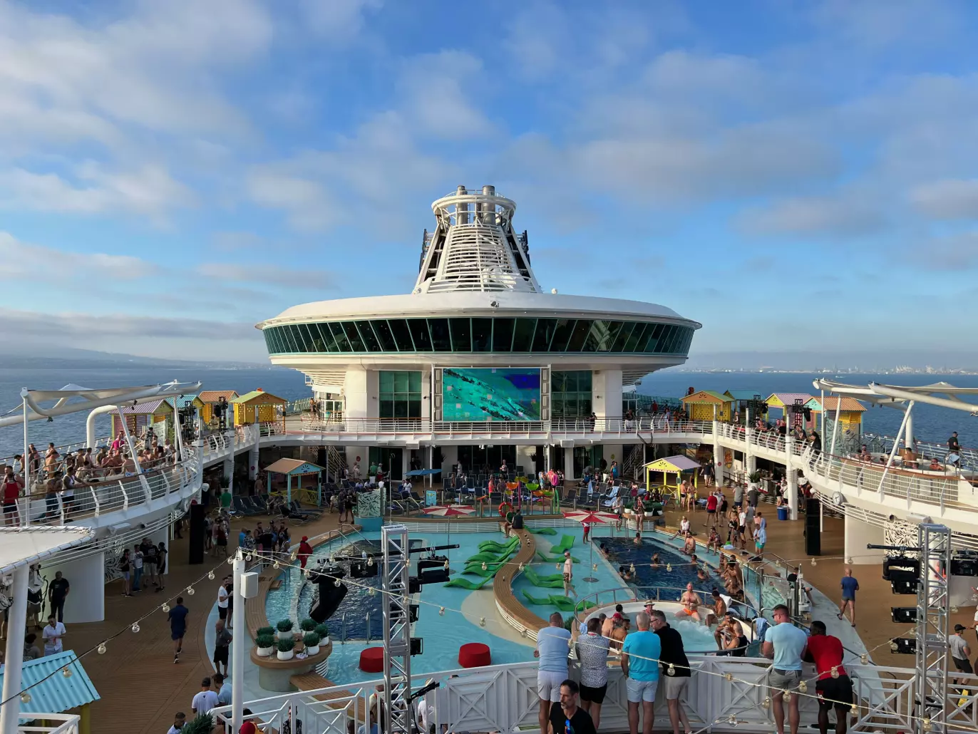 PÅ DEKK: Toppetasjen på «Navigator of the Seas». Foto: Wikimedia Commons