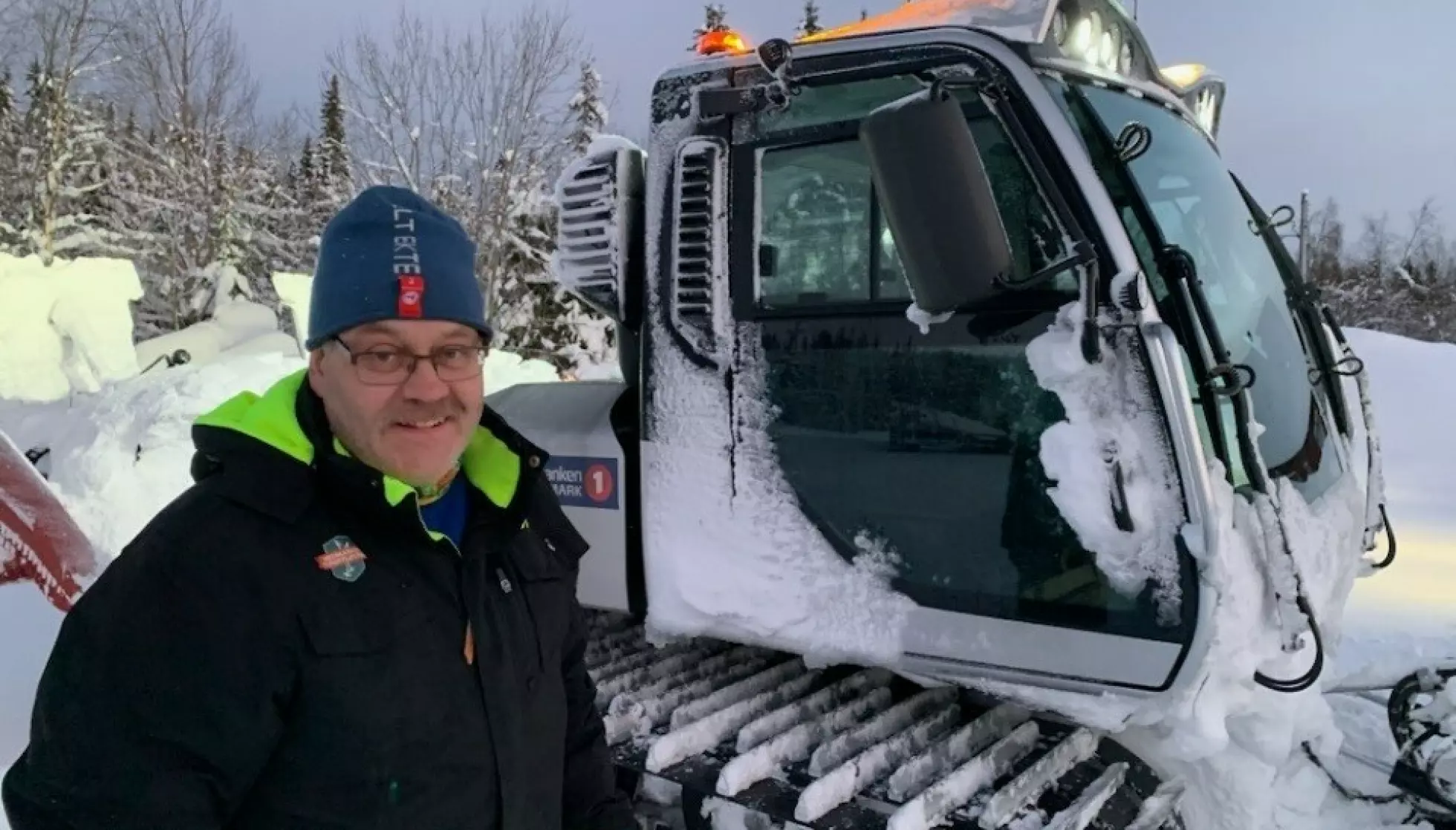 SMILER: Smilet er framme når skiløypa må kjøres opp. Helge Kartomten sier det har endelig vært en god uke med fine skiforhold i Hamar. Foto: Margrethe Ruud Skjeseth