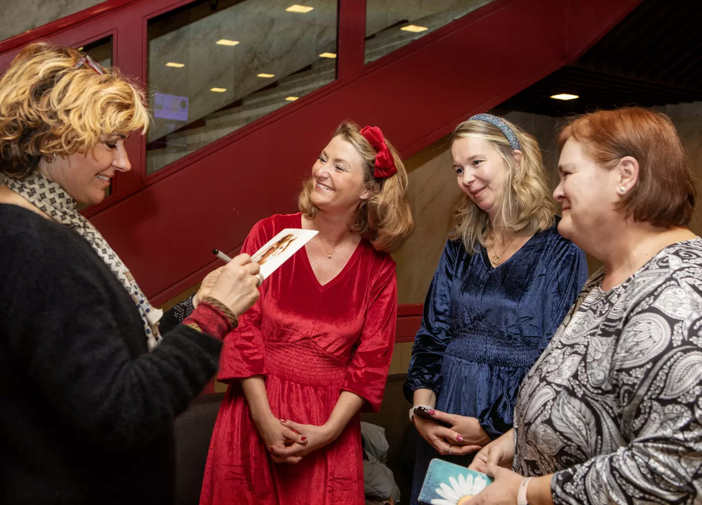 JULEKORT: Damene er over seg av begeistring når Sissel skriver en personlig hilsen de kan ta med seg hjem til jul. Foto: Kristin Svorte.