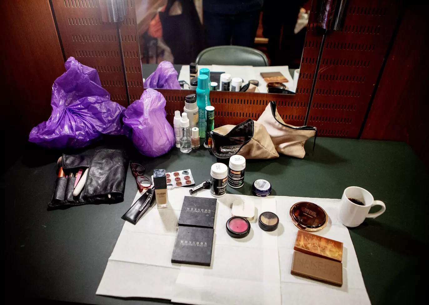 SIN EGEN SMINKØR: Det ingen sminkør som følger med når Sissel skal finpusse sminken før konsert. - Jeg fikk høre at jeg like godt kunne lære meg det selv først som sist, ler hun. Foto: Kristin Svorte.