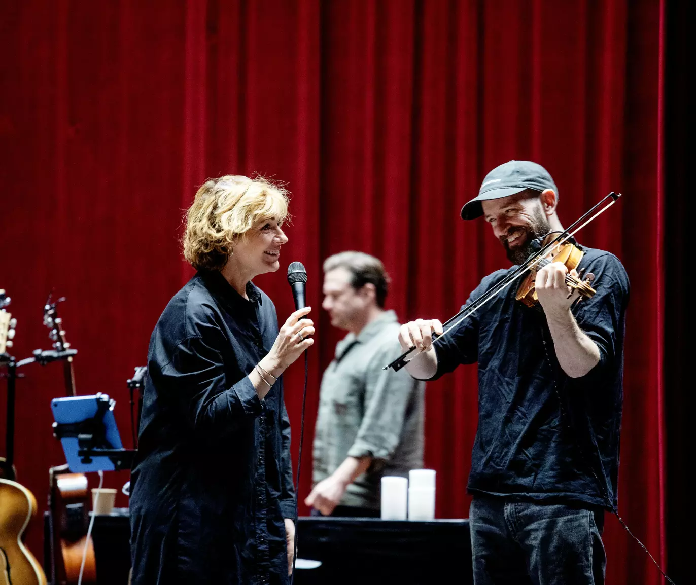 LATTERMILD: Den smittsomme latteren jomer i salen når artisen gjør seg klar før show. Foto: Kristin Svorte.