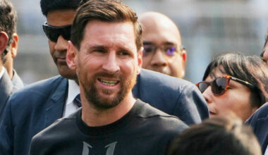 Rasende fans kastet stoler på banen