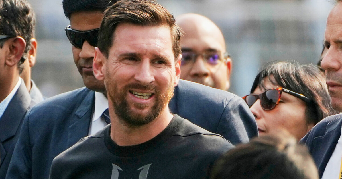 Rasende fans kastet stoler på banen