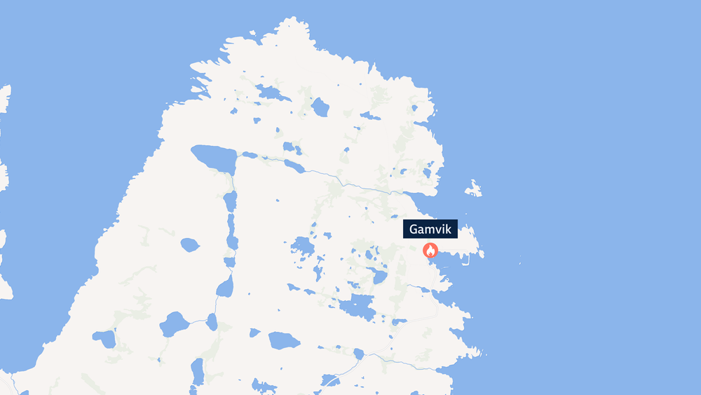Et hus brant ned i Gamvik kommune. Politiet måtte kjøre i kolonne for å komme fram til brannstedet – NRK Troms og Finnmark